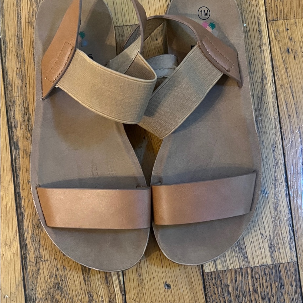 Chic Tan Strappy Sandals